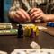 Jugar a juegos de mesa en cafeterí­a del centro