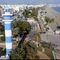 Caminata por el paseo maritimo de torre del mar gente entre 35 y 55 años 